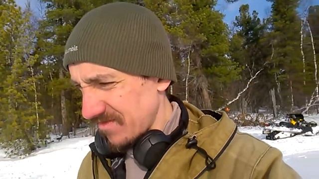 Весна. Вбиваю колья в дно озера для мостка. Стройка в тайге. смотреть онлайн