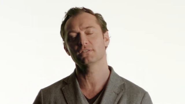 Джуд Лоу и Чарли Ханнэм с обращением к российским зрителям смотреть онлайн