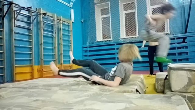 ПЕРВЫЕ РЫВКИ САЛЬТО|ТРЕНЮ САЛЬТО смотреть онлайн