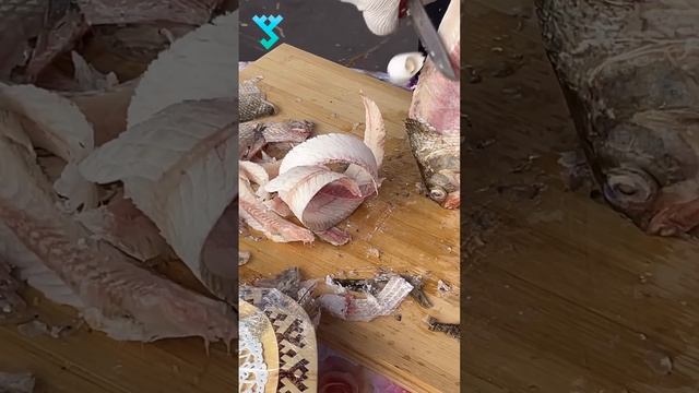 Строганина из щекура. Соревнования по нарезке замороженой рыбы. День рыбака на Ямале смотреть онлайн
