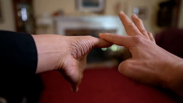 7 Easy Magic Tricks That Anyone Can Do at Home - Learn These Tricks for Beginners смотреть онлайн
