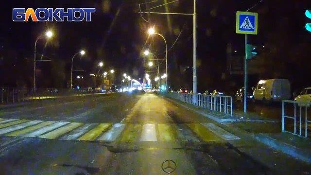 Торопливый водитель проехал на "красный" на проспекте Строителей смотреть онлайн