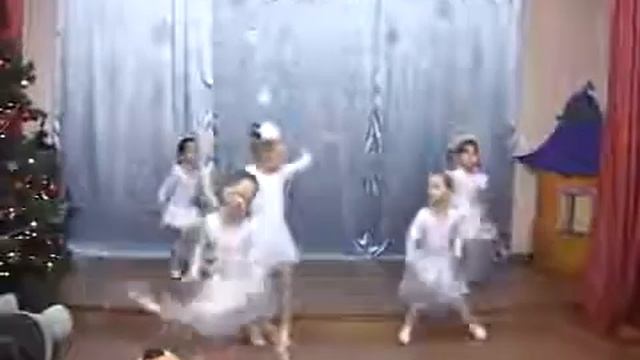 Танцевальная студия Dance for life ДЦ ИНДИГО Старшая группа с танцем Серебристые снежинки смотреть онлайн