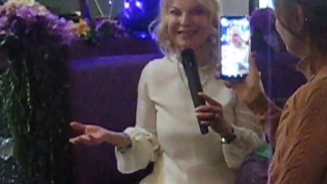 Необычайная вдохновительница Инга Дрим в кафе 