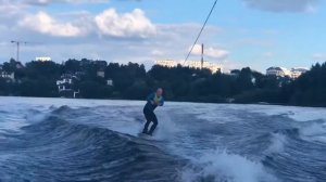 Учимся кататься на вейкборде за катером, это очень страшно.
