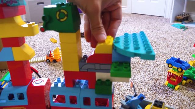LEGO DUPLO THOMAS TRAIN TRACK?! WOAH! Fun Toy Trains for Kids! смотреть онлайн