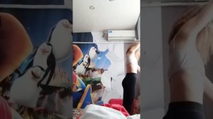 Красивая девушка ведёт трансляцию