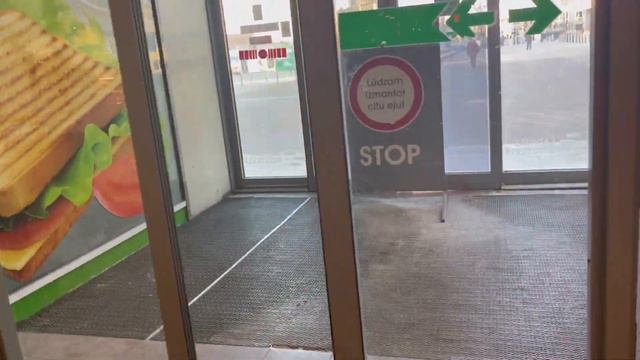 КАК БЮДЖЕТНО ДОБРАТЬСЯ ДО РИГИ?! ПРОВЕРЯЮТ ЛИ "ПРОПУСКА" В ТОРГОВЫХ ЦЕНТРАХ? ПОГОДА В ЛАТВИИ. смотреть онлайн