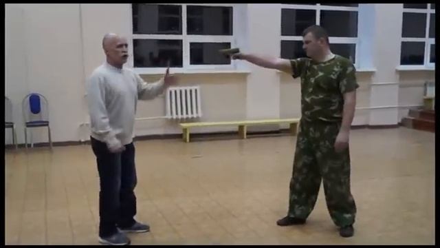 Против пистолета С дистанции недосягаемости рукой смотреть онлайн