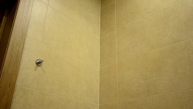 Качественно уложенная керамическая плитка в ванной комнате смотреть онлайн