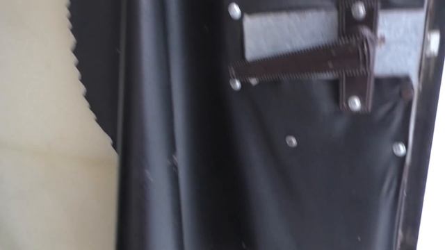 Раздербанили дверь в подъезде..