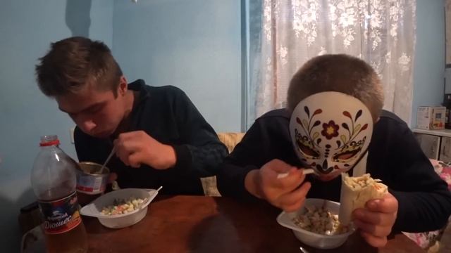 ШАУРМА КРАБОВЫЙ САЛАТ КИЛЬКА В ТОМАТЕ КТО БЫСТРЕЕ СЪЕСТ ! КТО ПОСЛЕДНИЙ СЪЕСТ МНОГО ЕДЫ смотреть онлайн