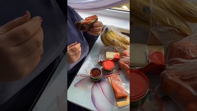 Мама Жанна пекла рулет і "жерла" цілий день! (жарт) смотреть онлайн