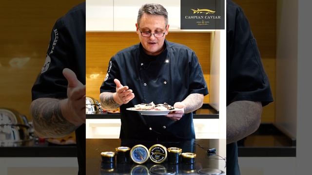 Устрицы с натуральной черной икрой Caspian Caviar.