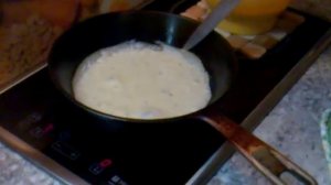 Блины на чугунной сковороде.mp4