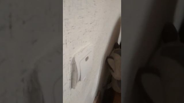 Как акуратно поклеить обои возле выключателя смотреть онлайн