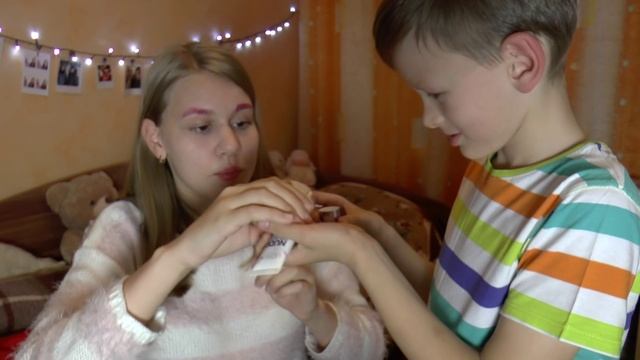 МОЙ БРАТ ДЕЛАЕТ МНЕ МАКИЯЖ смотреть онлайн
