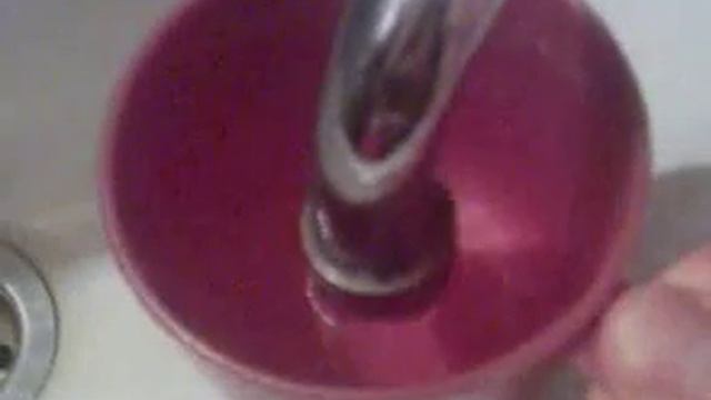 Кран наливает и пьёт воду смотреть онлайн