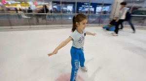 "Саночки-фонарики". Первый урок фигурного катания от Елизаветы Козловской