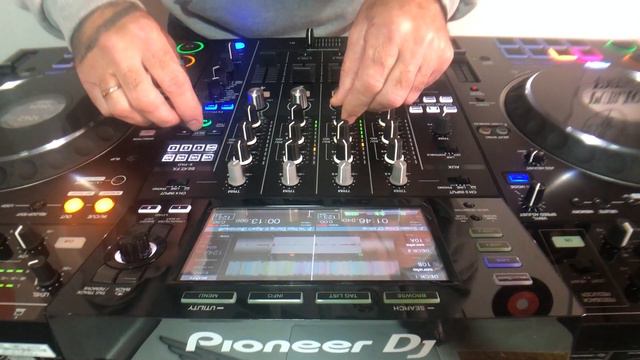 Sweet Child of Mine "Super Poly Remix" смотреть онлайн