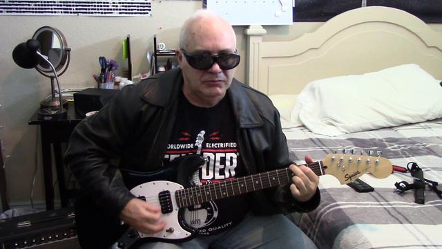 Unboxing & Demonstrating the Squier Mustang Guitar смотреть онлайн