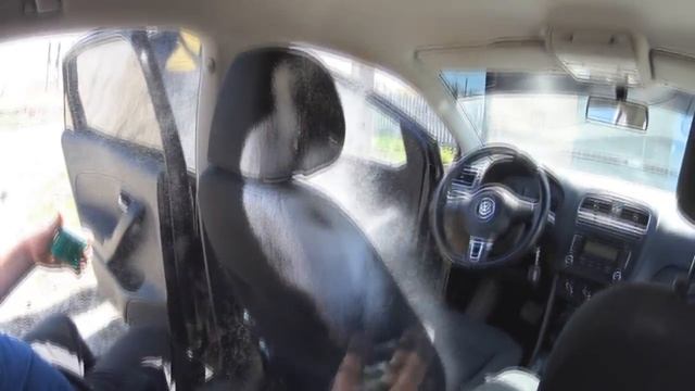 Очистка сидений и салона от грязи на Volkswagen POLO пенным очистителем из магазина смотреть онлайн