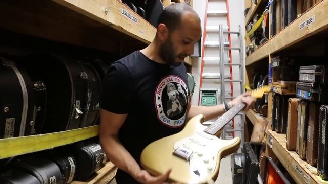 Guitar of the Day: 1965 Fender Stratocaster Harvest Gold | Norman's Rare Guitars смотреть онлайн