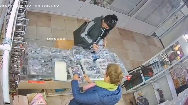 Неизвестная жительница Новороссийска украла очки прямо из-под носа у продавца смотреть онлайн