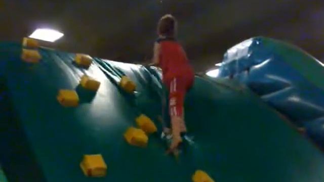 Даник на надувных горках в игровой комнате 1. смотреть онлайн