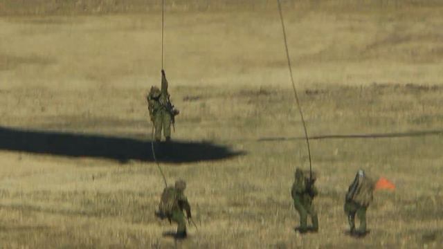 2016 第1空挺団降下訓練始め 訓練展示 AH-64D Apache Longbow, AH-1S Cobra, CH-47 Chinook, 10式戦車, 74式戦車 смотреть онлайн