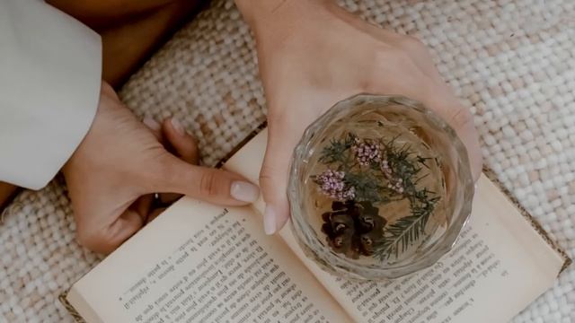 Увидев возле подъезда лучшей подруги машину мужа, удивлению жены не было предела... смотреть онлайн
