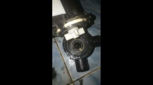 Как снять закисший фильтр стиральной машины.