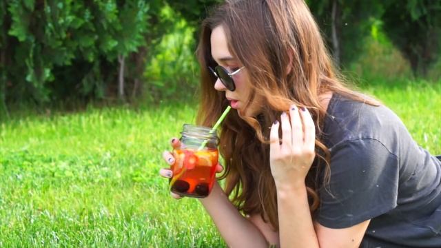 ЛЕТНИЕ ЛАЙФХАКИ + DIY // 10 ЛАЙФХАКОВ В ОЖИДАНИИ ЛЕТА смотреть онлайн