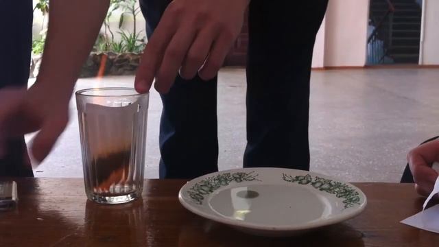 Как достать монетку из тарелки с водой сухой смотреть онлайн