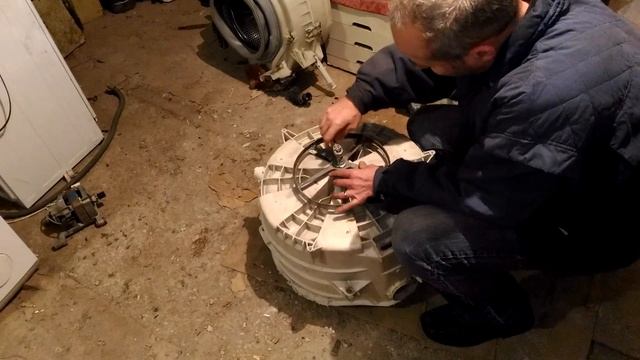 Замена подшипников бака #стиральной машины Индезит Часть2 смотреть онлайн
