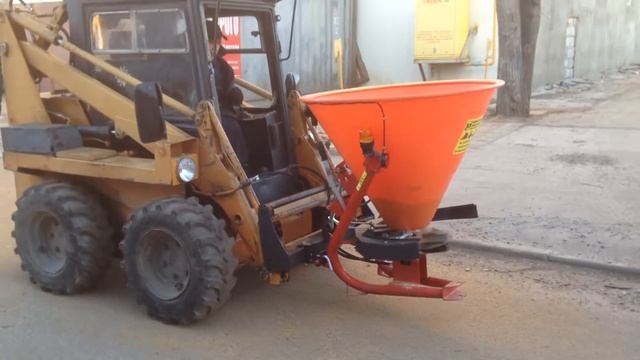 МКСМ 800 разбрасыватель. смотреть онлайн