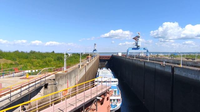 Шлюзование. Теплоход Владимир Маяковский в Чайковском шлюзе. Sluicing. Tchaikovsky lock. смотреть онлайн