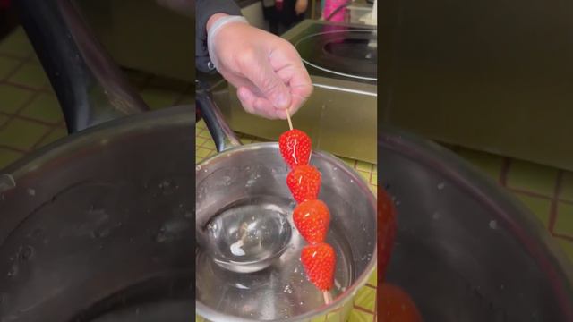 Процесс приготовления клубники в стекле 🥰 смотреть онлайн