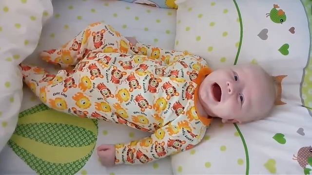 Ребенок улыбается и агукает смотреть онлайн