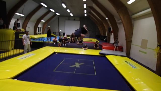 Most Bouncy Trampoline In The World! смотреть онлайн