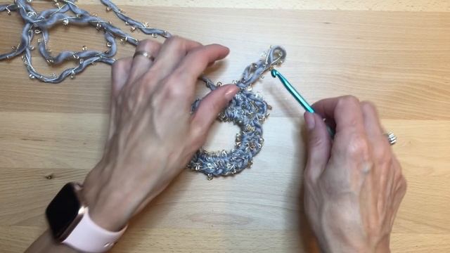 Видео крючком шапка/шапка с отверстием для волос