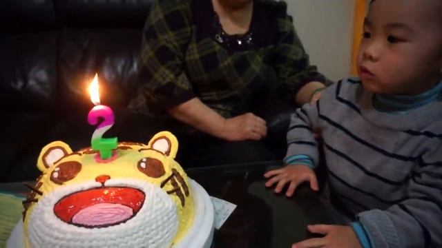 小臭屁勳兒2歲生日快樂!! смотреть онлайн