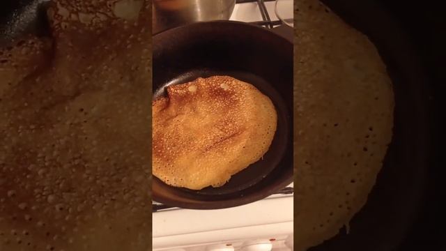Ажурные блины на чугунной сковороде ? смотреть онлайн