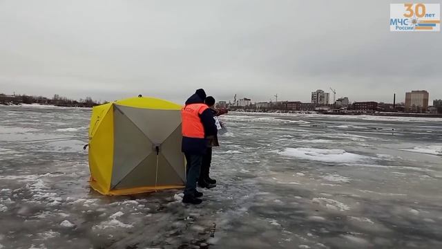 Инспекторы ГИМС провели профилактическую работу с мужчиной, рыбачившем на судовом ходе смотреть онлайн