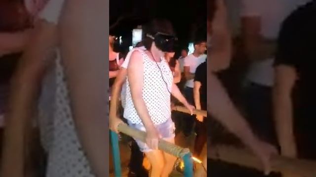 Аттракцион ВИРТУАЛЬНАЯ РЕАЛЬНОСТЬ КАЧЕЛИ. МАМА В ПЕРВЫЕ ОДЕЛА ОЧКИ ВИРТУАЛЬНОСТИ.МАМА ЖГЁТ))? смотреть онлайн