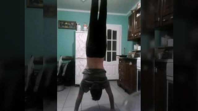 Стойка на руках(как я учил)(as I taught the stand on my hands) смотреть онлайн
