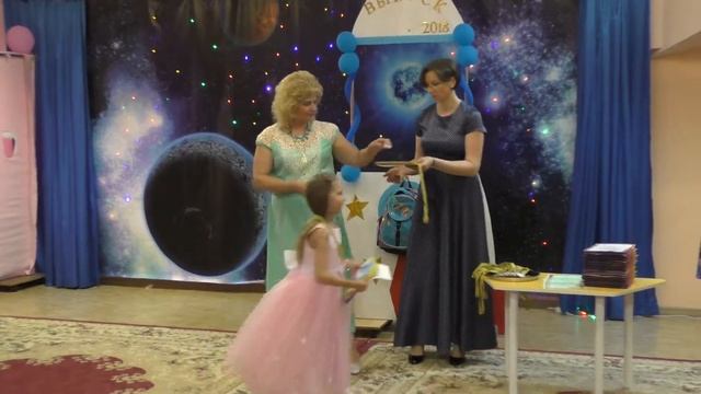 Выпускной в садике. Вручают памятные медали и подарки. смотреть онлайн