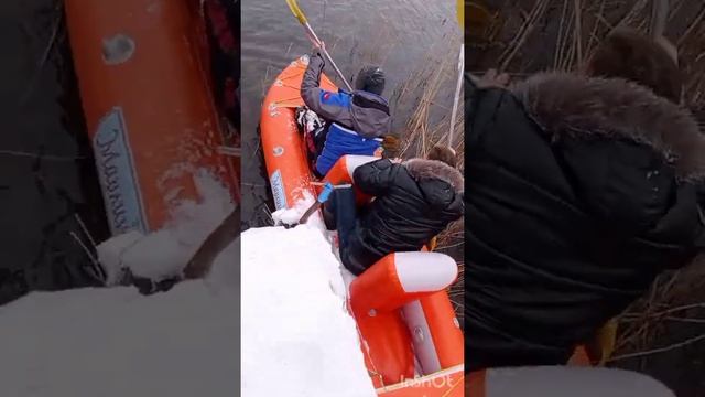 Байдарка Марлин на воде. Зима. смотреть онлайн
