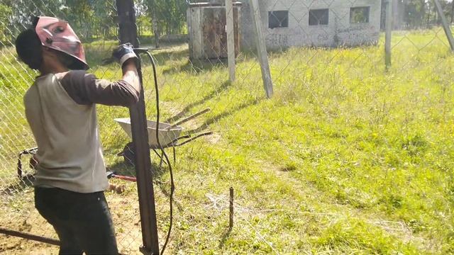 Установка секционного забора из сетки Рабица смотреть онлайн