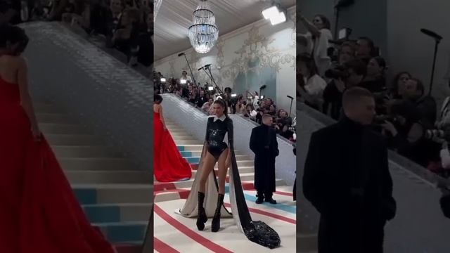 Kendall Jenner Arrives at the Met Gala смотреть онлайн